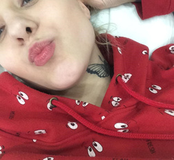 Look at my ass while I take selfies