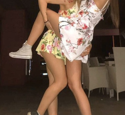 This hot babe looks  so sexy