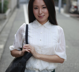 Petite Japanese porn starlet Anna Sakura posing in her green skirt