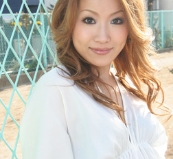 Momomi Sawajiri in boots, blouse and shorts is very playful outdoors.