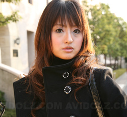 Gorgeous Saori is so elegant in a coat while walking through the city.