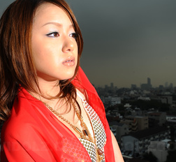 Rui Natsukawa shows sexy shoulders while enjoying the city view.