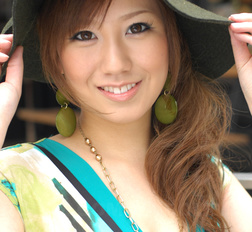 Riru Ozawa looks so cute with a hat and a colorful dress at her walk.
