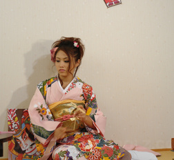 Iori Miduki rubs her pussy and puts a toy on it under the kimono.
