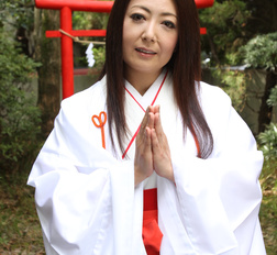 Brunette kimono babe Ayano Murasaki wants to show her twat outdoors