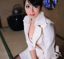 Elegant office lady Nana Kunimi shows off her sexy body with pleasure