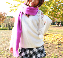 Super cute Japanese teen model Mahiru Tsubaki shows off outdoors